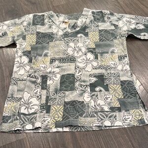 Winnie fashion Floral Patchwork scrub Shirt - Green and White size small 7:31